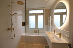 Nieuwe badkamer met regendouche, ligbad en dubbele wastafel
